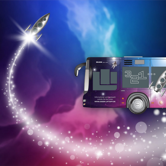 In kreativen Sphären Silberne Rakete mit hellem Lichterstrahl