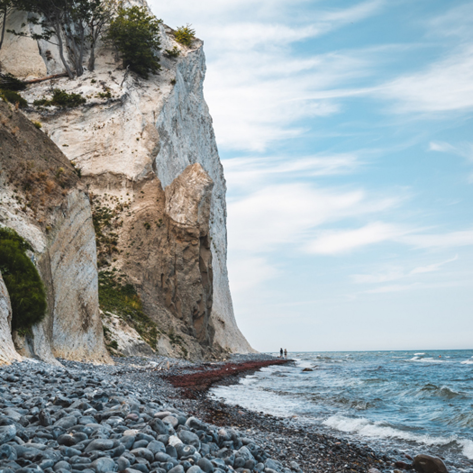 hochzwei_vide_teaser_04.jpg Strand mit Steinen und Felsen