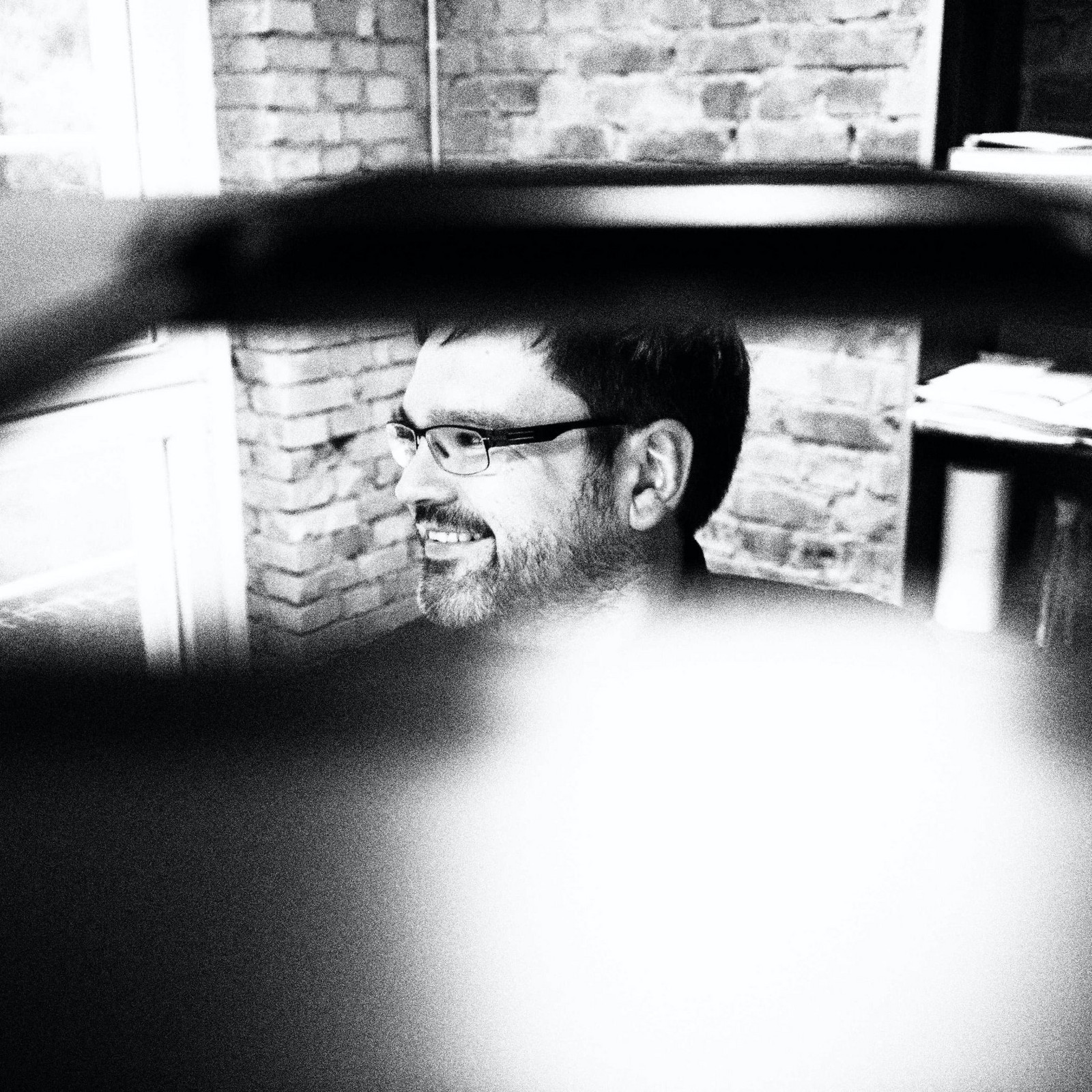 hochzwei_h2_teaser_11.jpg Schwarz weiß Bild von dem Hochzwei Mitarbeiter Olaf