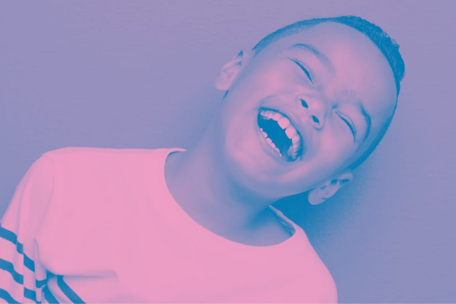 hochzwei_zmiz_teaser_gross_01.jpg Lachendes Kind mit pinken overlay