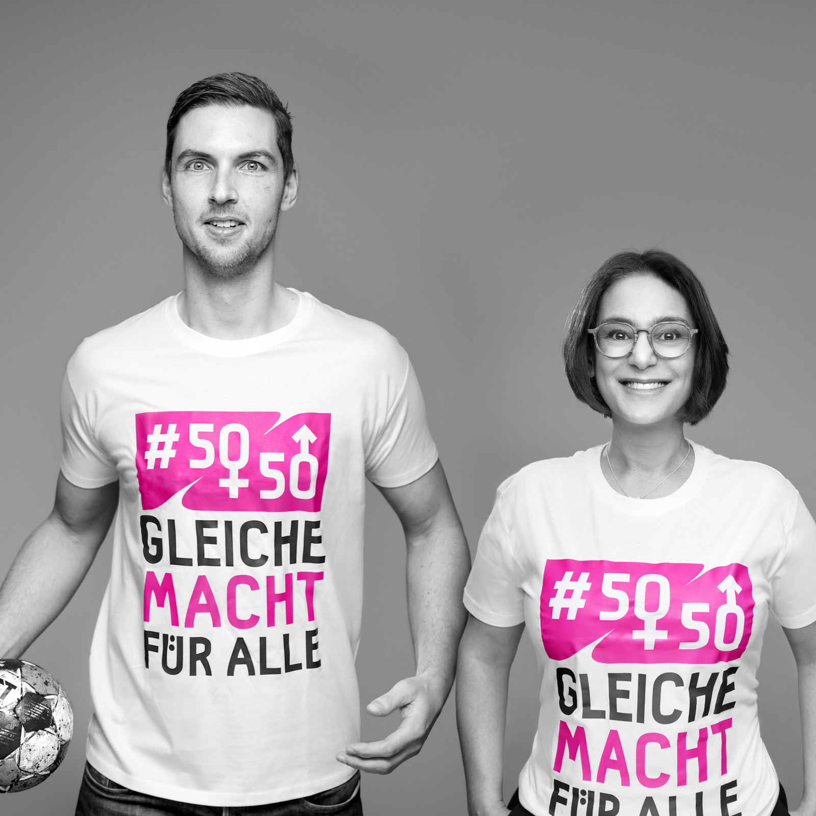 hochzwei_lfrsh_teaser_02.jpg Eine Frau und ein Mann tragen die Tshirts vom Landesfrauenrat