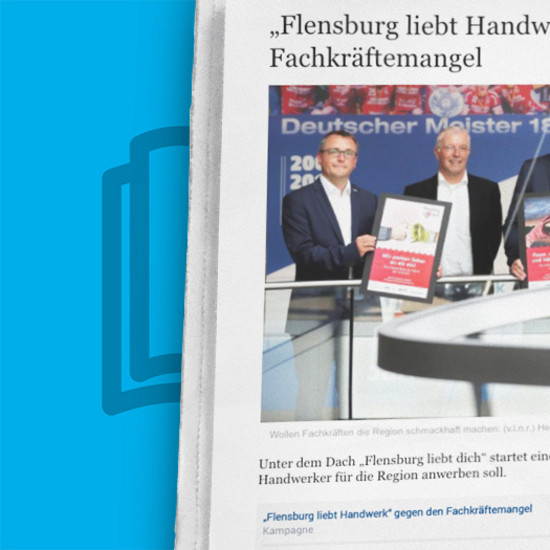 Ausschnitt aus Zeitung zeigt Artikel über Fachkräftemangel