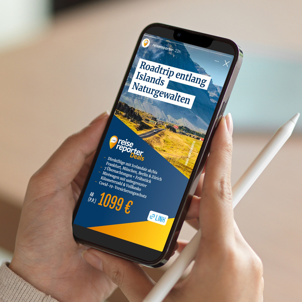 Eine Person hält ein Smartphone in der Hand mit einer Canva Vorlage