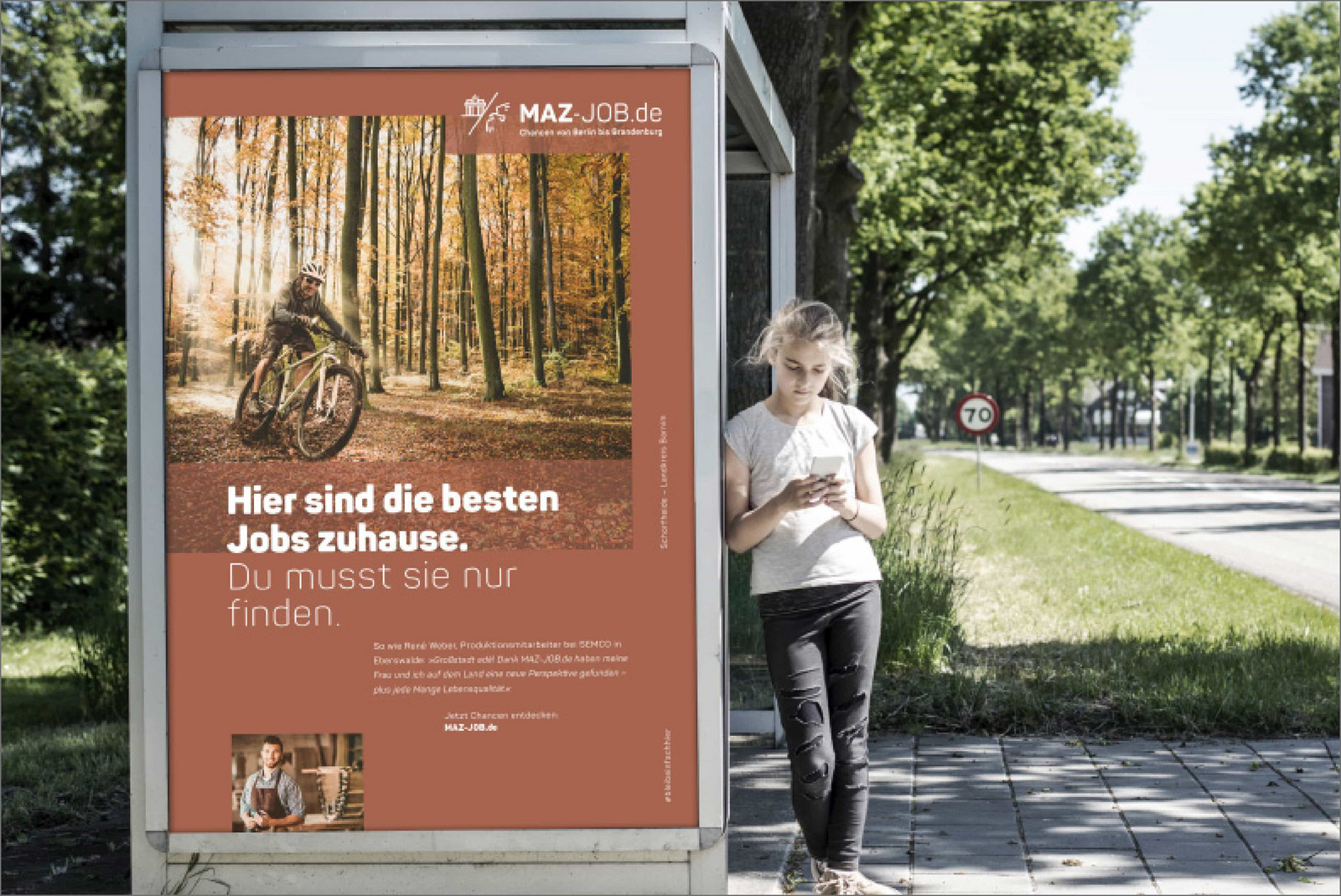 hochzwei_maz_teaser_gross_02.jpg Maz Jobs Werbung an einer Bushaltestelle