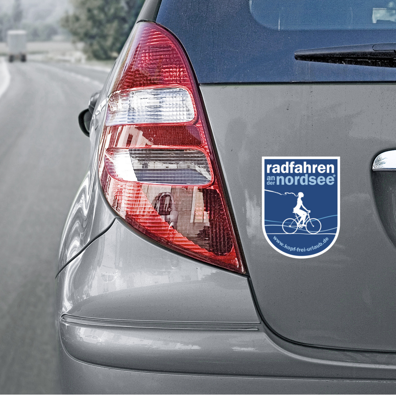 hochzwei_nordsee_teaser_05.jpg Nordsee Tourismus Aufkleber auf einem silbernen Auto