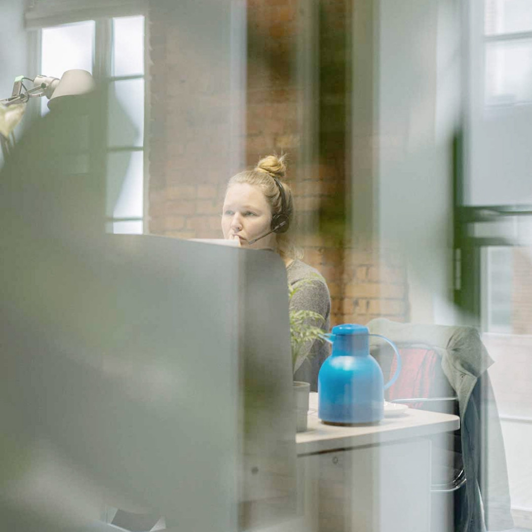Unsere Kollegin Emma Grigull befindet sich in einem digitalen Meeting.