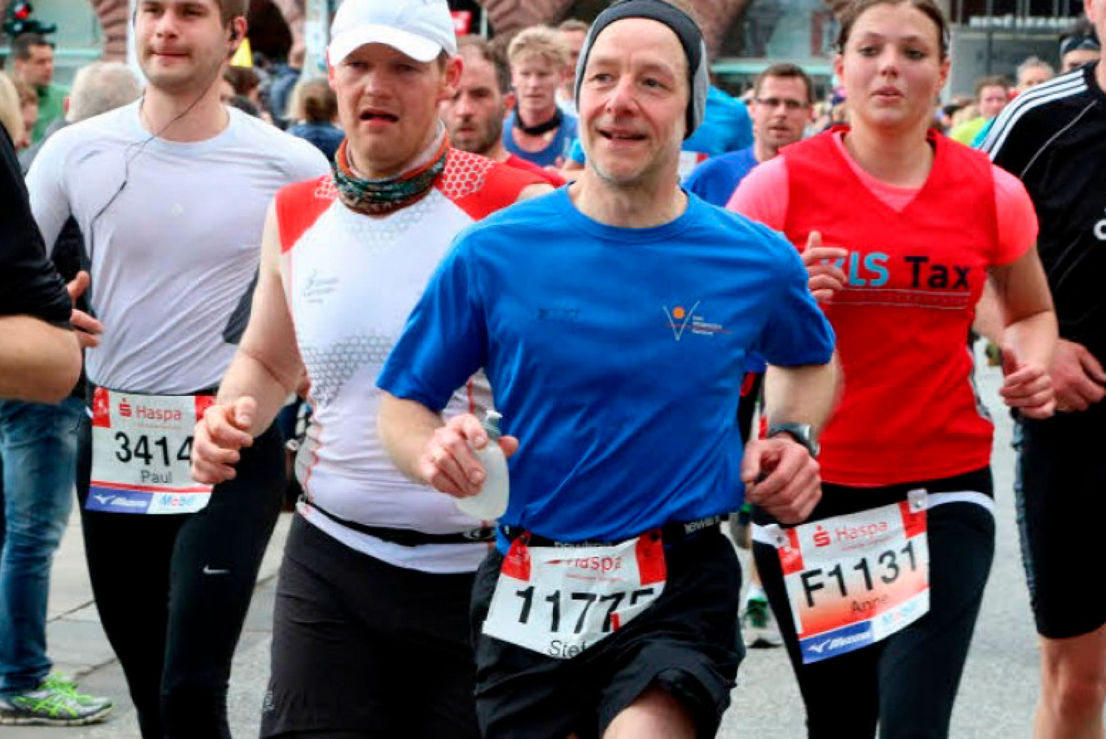 hochzwei_foe_teaser_gross_03.jpg Läufer mit Marathonnummer in der Menschenmenge