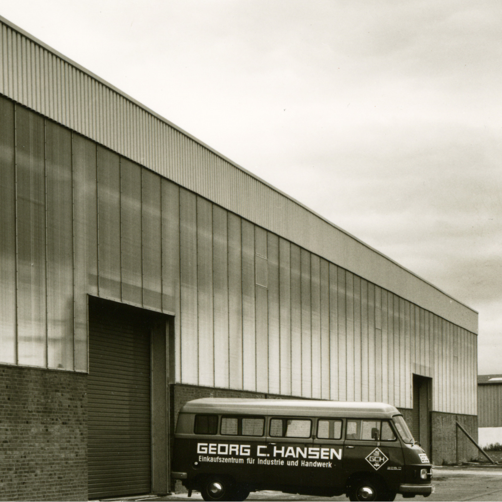 hochzwei_georgc_teaser_09.jpg Alte schwarz weiß Fotografie von einem Bulli