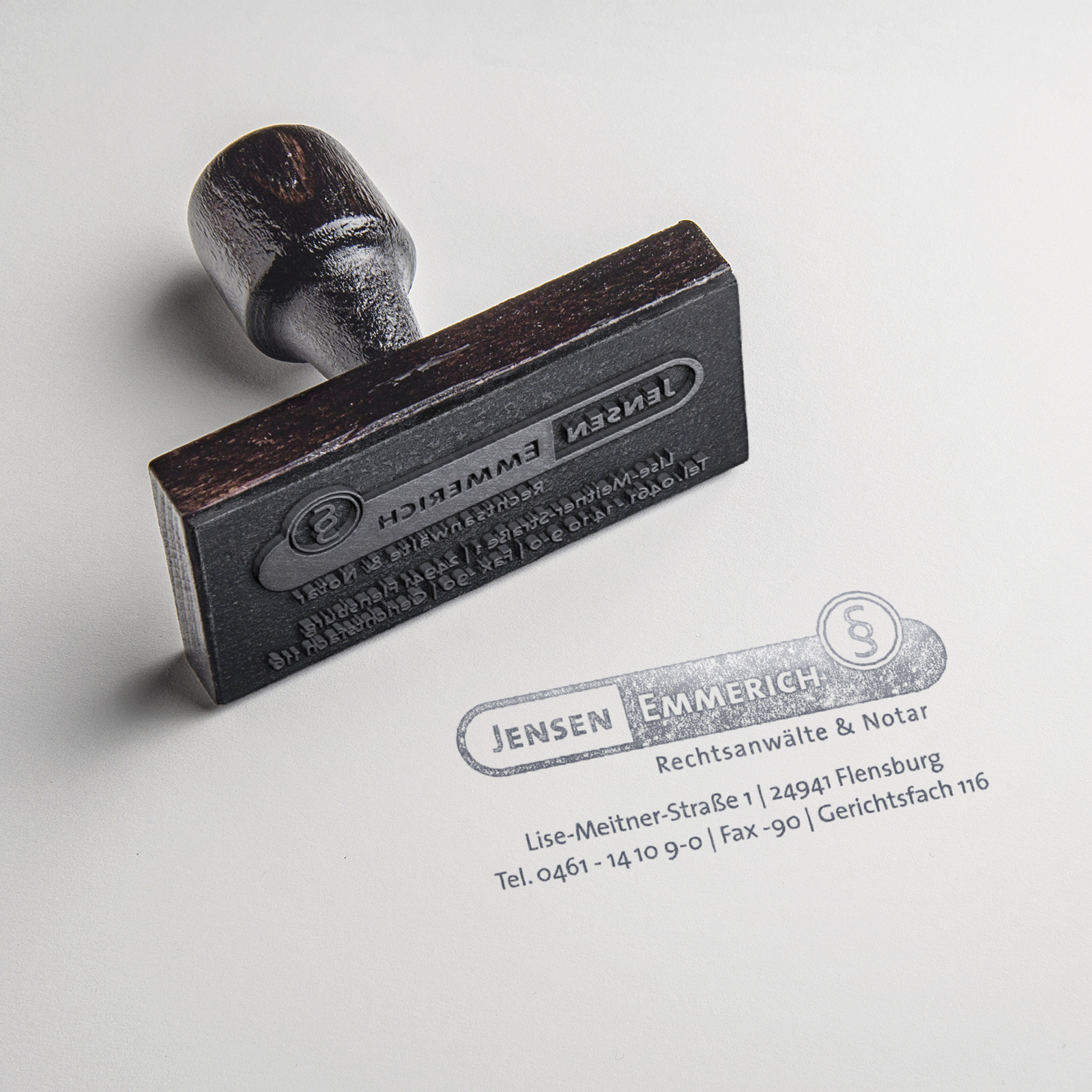 Schwarzer Stempel auf weißen papier