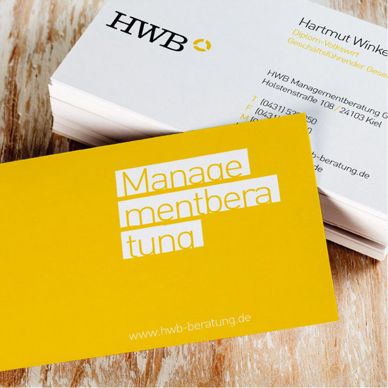 Haltung zeigen Gelbe Visitenkarte von HWB