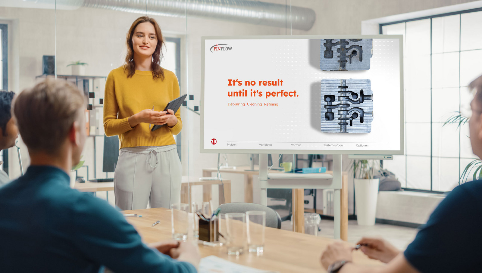 2k-ppt-06.jpg Frau hält Vortrag bei 2k ppt