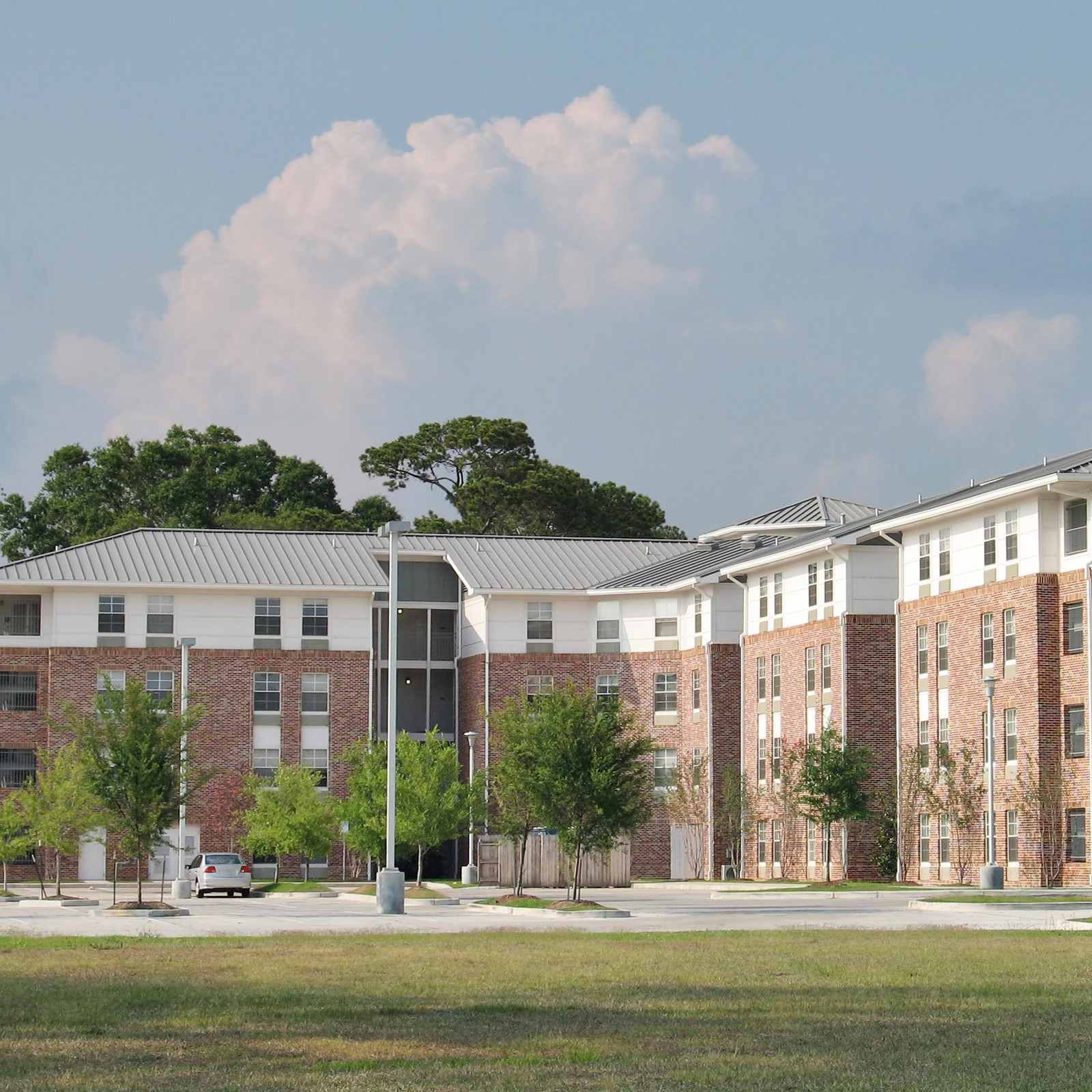 hochzwei_smartlodge_teaser_06.jpg Blick auf ein Gebäudekompleks aus Backstein