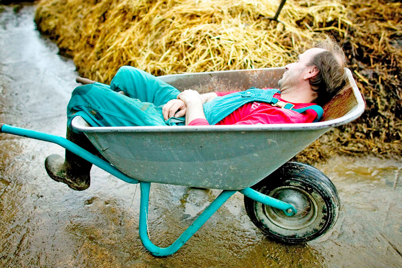 hochzwei_muer_teaser_gross_07.jpg Mann mit blauer Latzhose schläft in einer Schubkarre