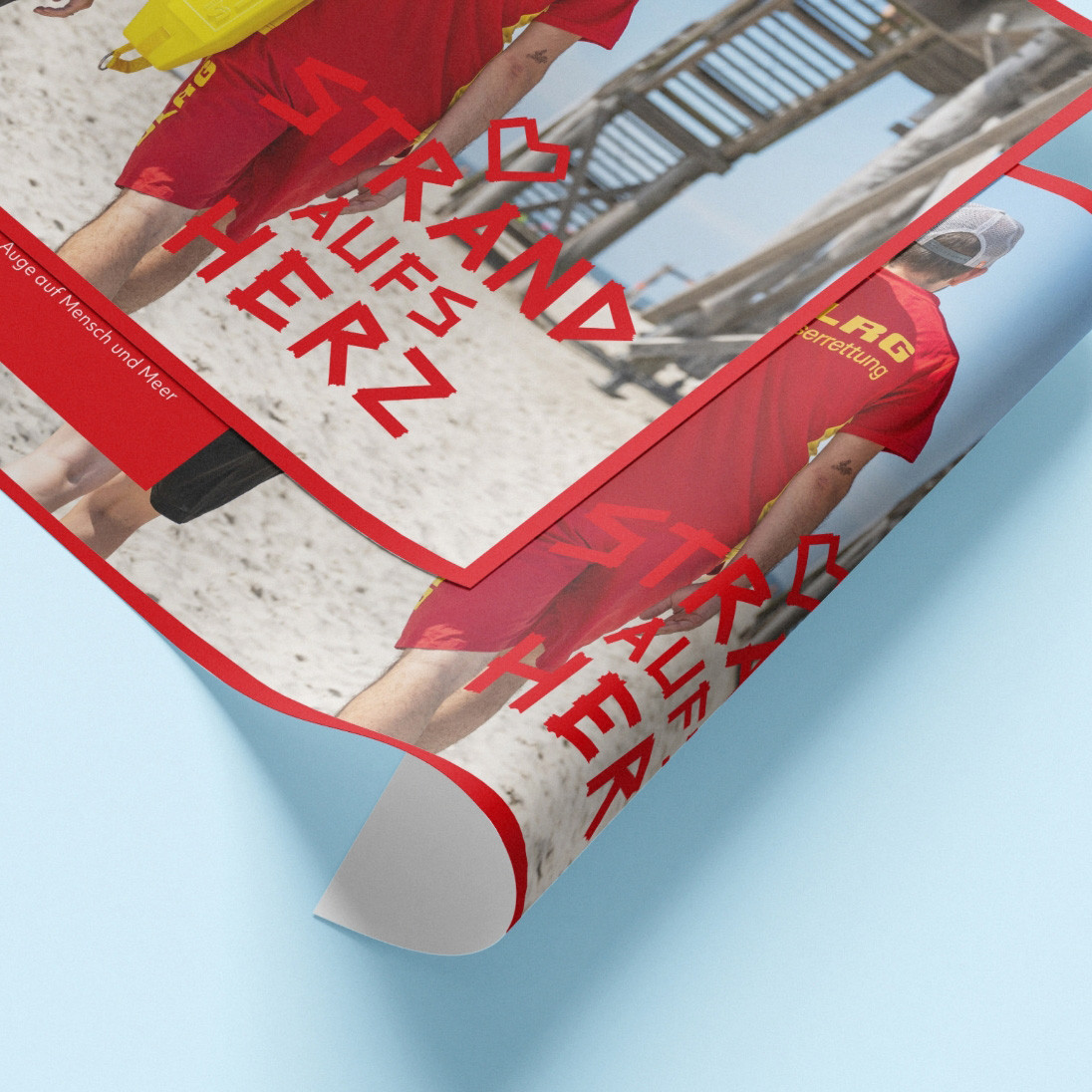 Plakat oder Papier mit Strand-aufs-Herz-DLRG-Motiv