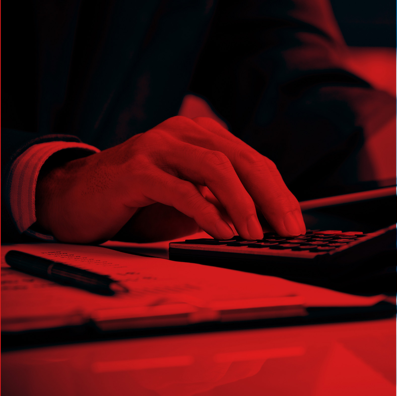 hochzwei_dare_teaser_02.jpg Hand auf Taschenrechner mit rotem Bildfilter