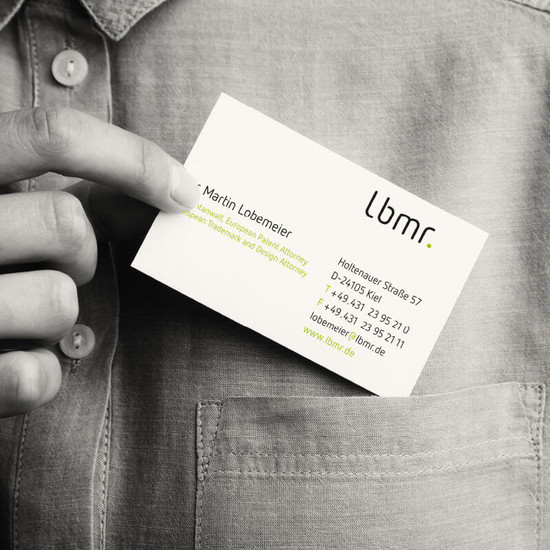Bestens abgesichert Mann hält Visitenkarte in Hand