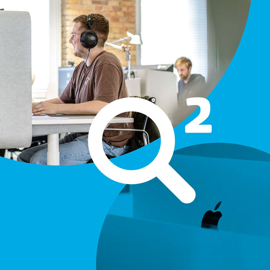 Neueste Technik Mitarbeiter mit Kopfhörern