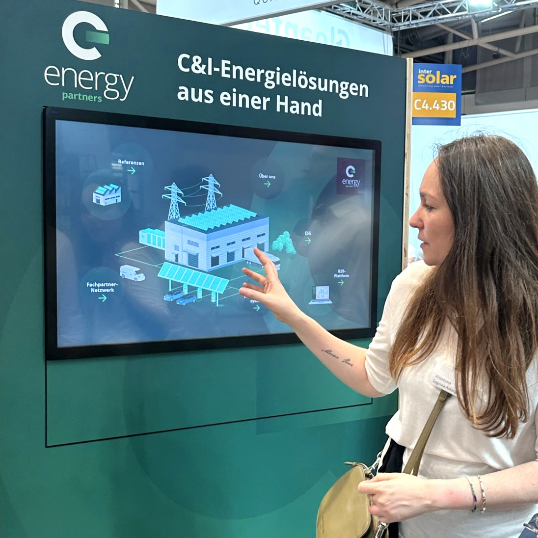 hochzwei_ENPAR_interaktives_Messetool_teaser_02.jpg Frau testet Messetool von Energy Partners