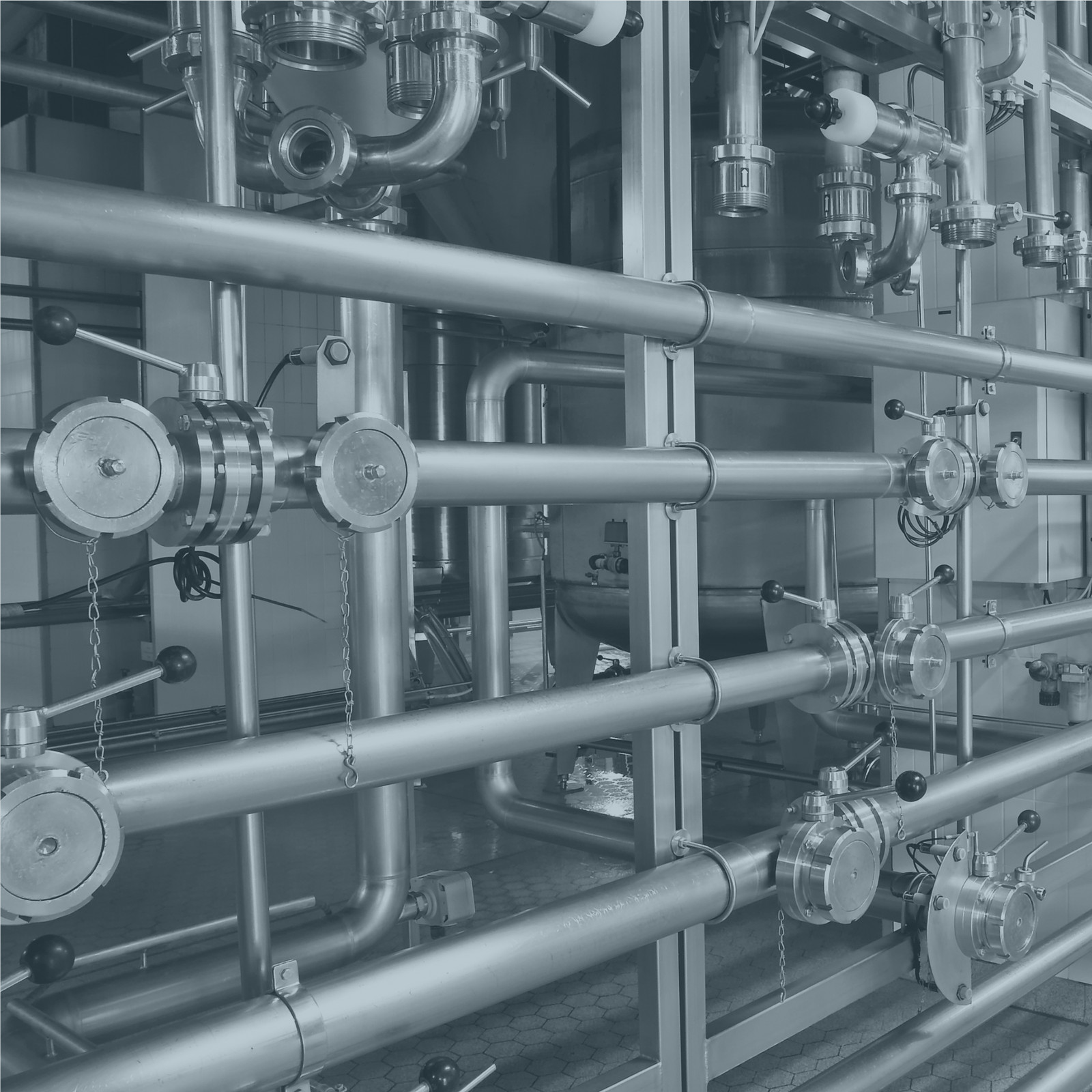 hochzwei_greylogix_teaser_02.jpg Metallische Rohre von Grey Logix