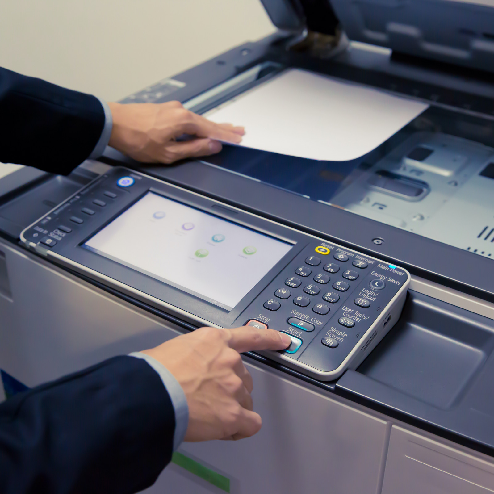 hochzwei_lundm_teaser_06.jpg Mann im Anzug bedient einen Drucker