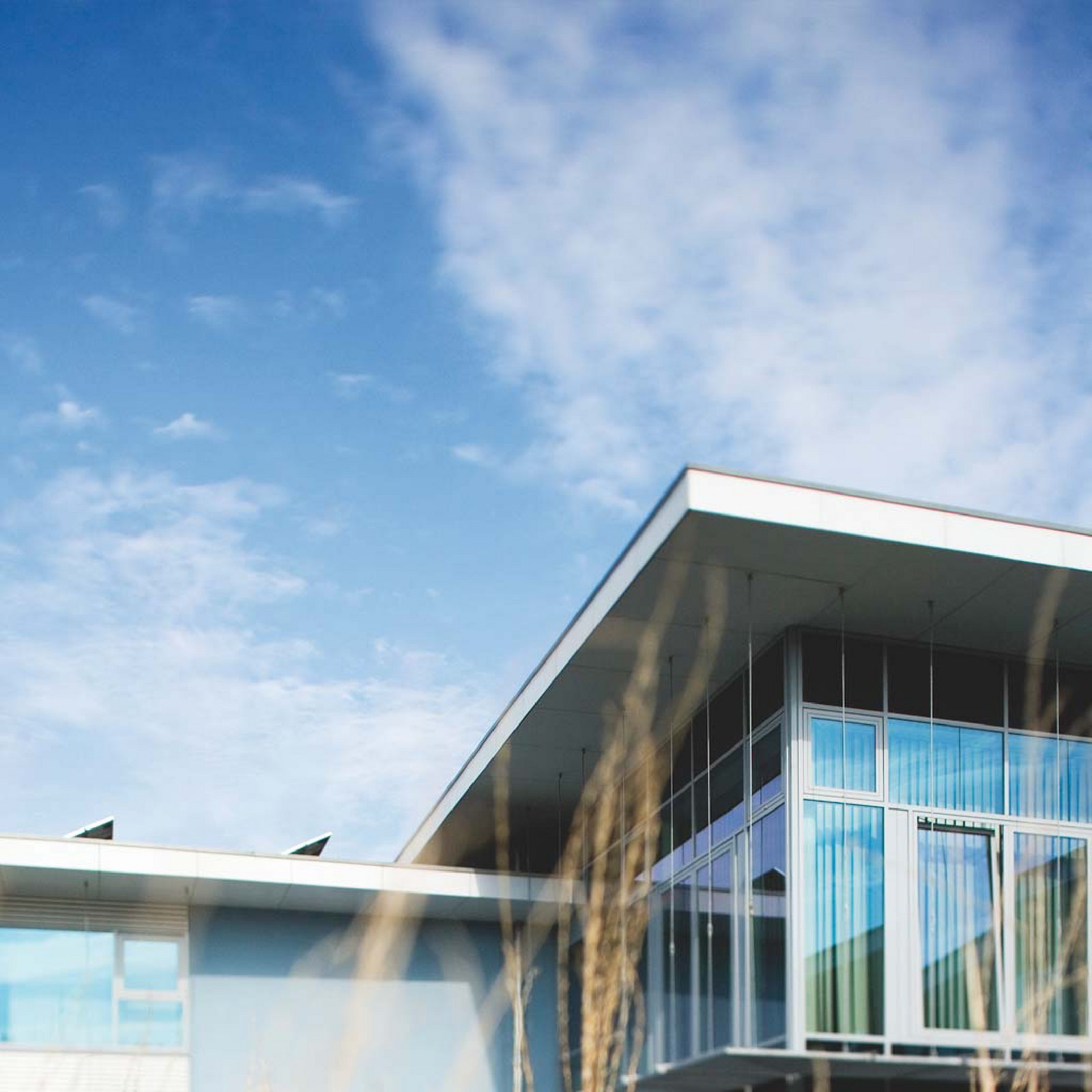 hochzwei_wkn_teaser_04.jpg Blick auf Bürogebäude von WKN