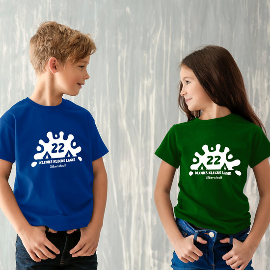 Zwei Kinder in bunten tshirts