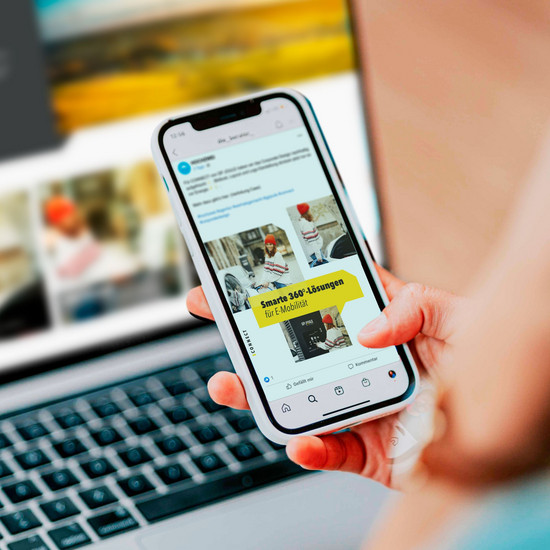 Erneuerbar Ein Frau surft auf einem Smartphone