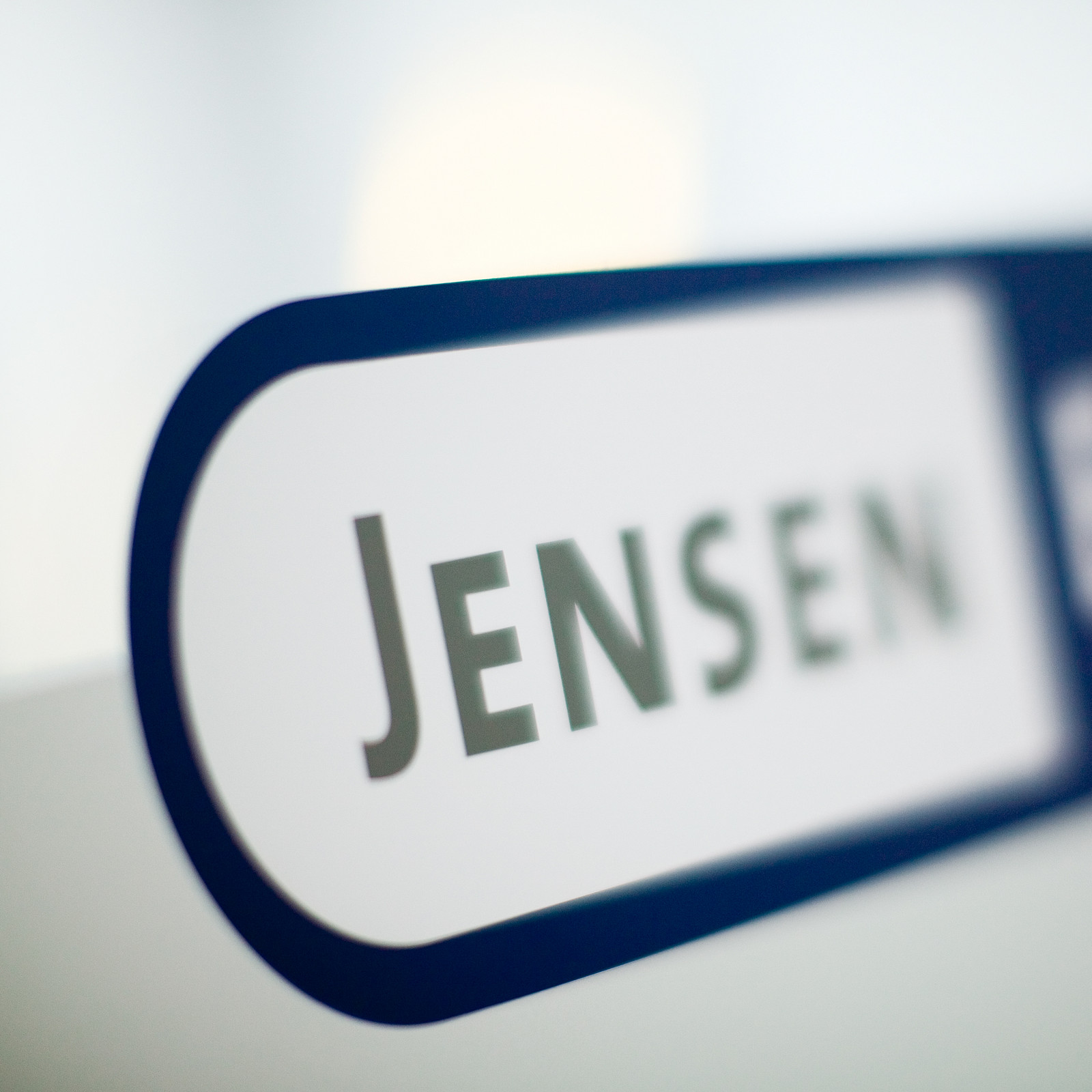 Nahaufnahme vom Jens Emmerich Fenstersticker