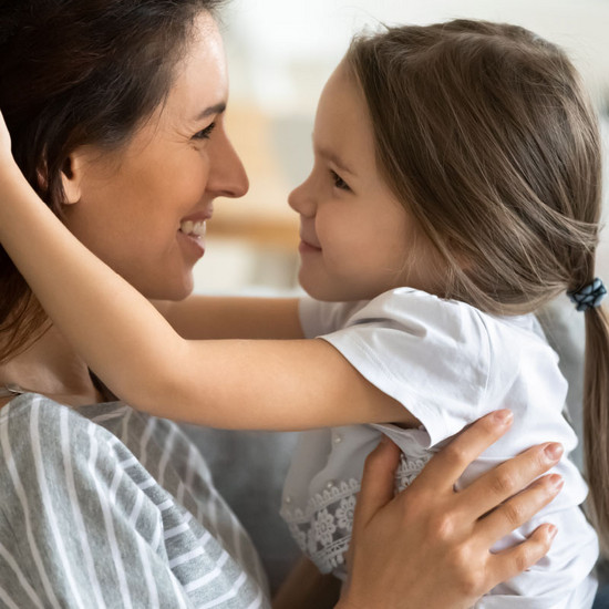 Mutter umarmt Tochter