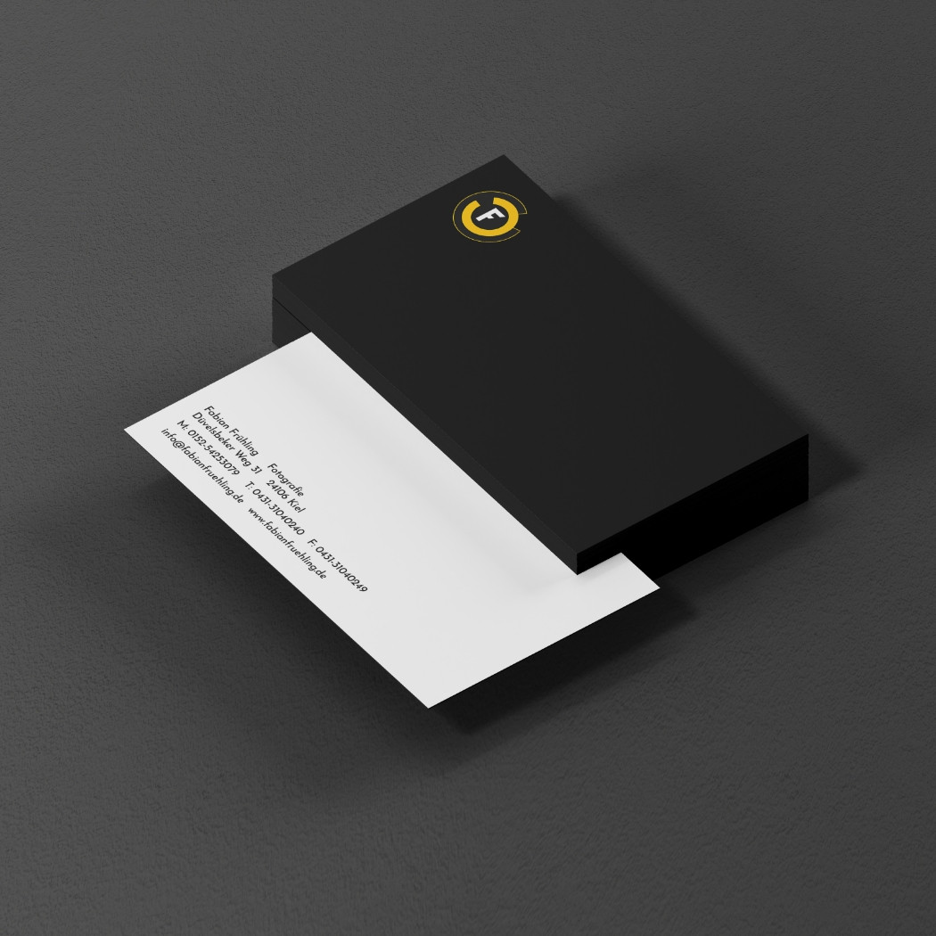 hochzwei_FabianFruehling_teaser_04.jpg Eine weiße Visitenkarte von Fabian Frühling