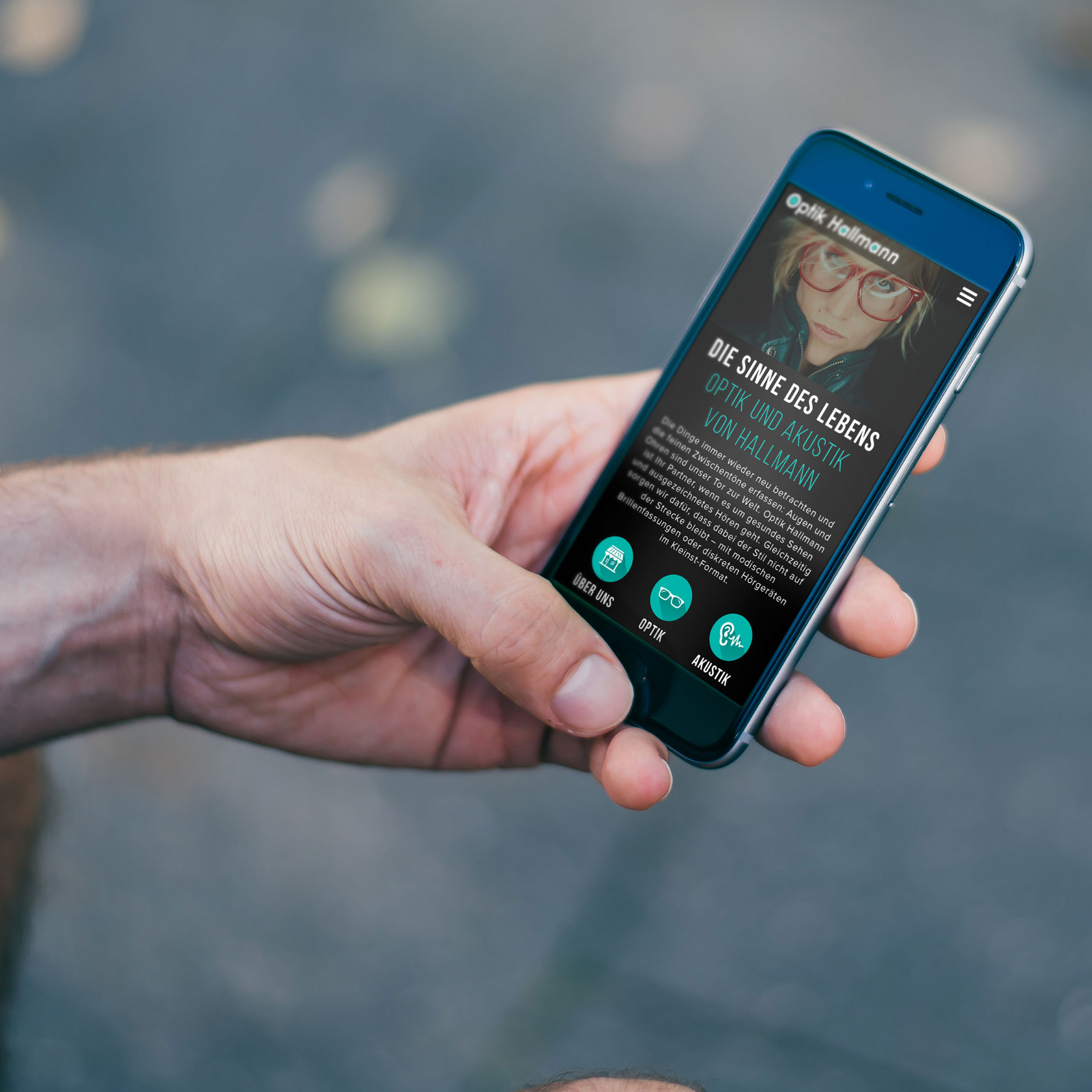 hochzwei_opha_teaser_09.jpg Person surft auf Optiker Hallmann Homepage