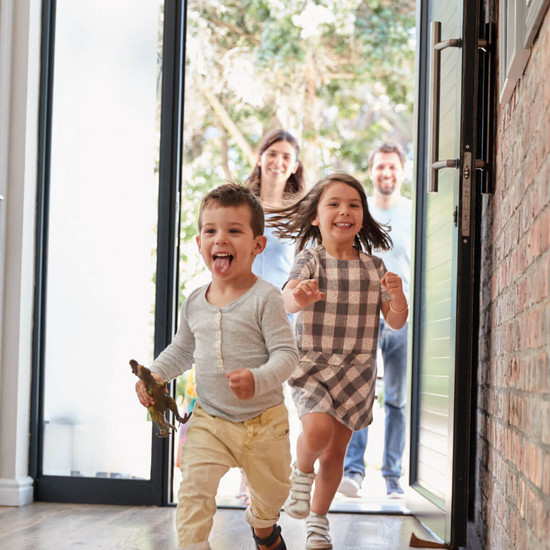 Kommunikatives Fundament Kinder laufen ins Haus