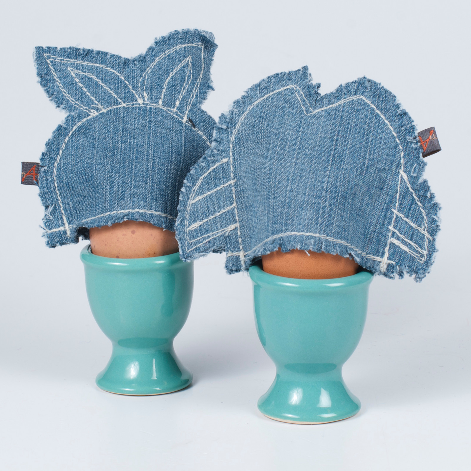 hochzwei_muer_teaser_04.jpg Zwei Eierbecher mit Stoff Eierwärmer