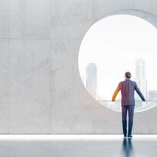 An der richtigen Adresse Mann schaut durch Guckloch