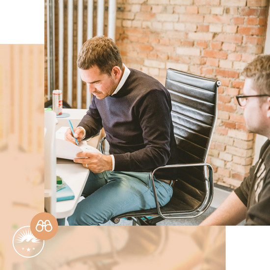 Mediaplanung für erfolgreiche Kommunikation Geschäftsführer Felix Worm beim schreiben