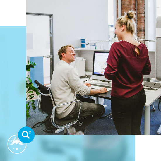 Festanstellung Zwei Hochzwei Mitarbeiter beraten sich