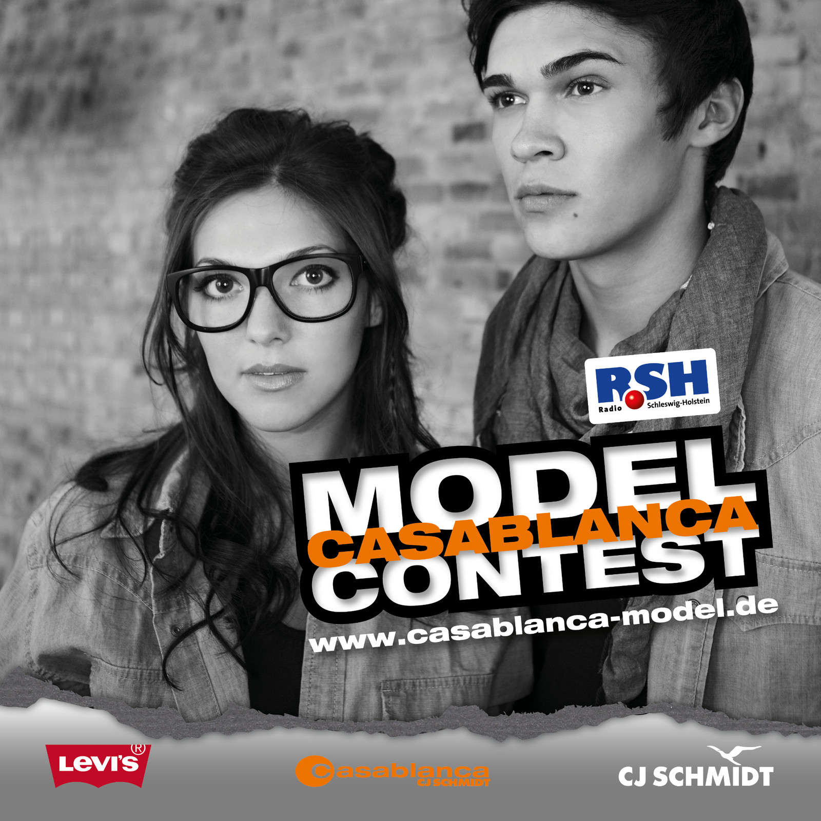 hochzwei_cjschmidt_teaser_03.jpg Schwarz-Weiß Aufnahme eines männlichen und weiblichen Models mit Sponsorenlogos