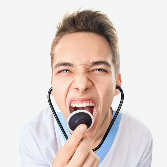 Sana will dich Ein junger Mann brüllt in sein Stetoskop