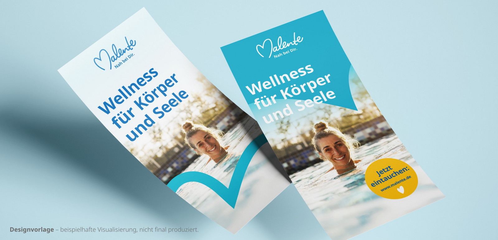 Zwei Flyer in weiß und hellblau mit einer Frau in einem Schwimmbecken und dem Schriftzug Wellness für Körper und Seele
