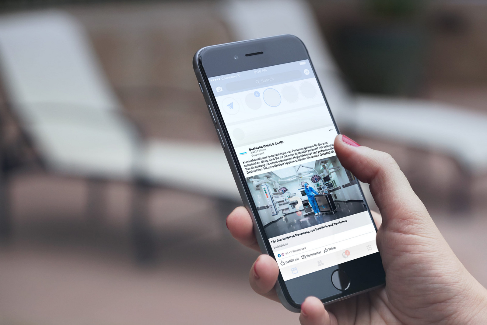 hochzwei_bockh_teaser_gross_01.jpg Hand hält Smartphone, das die Facebookseite von Bockholdt zeigt