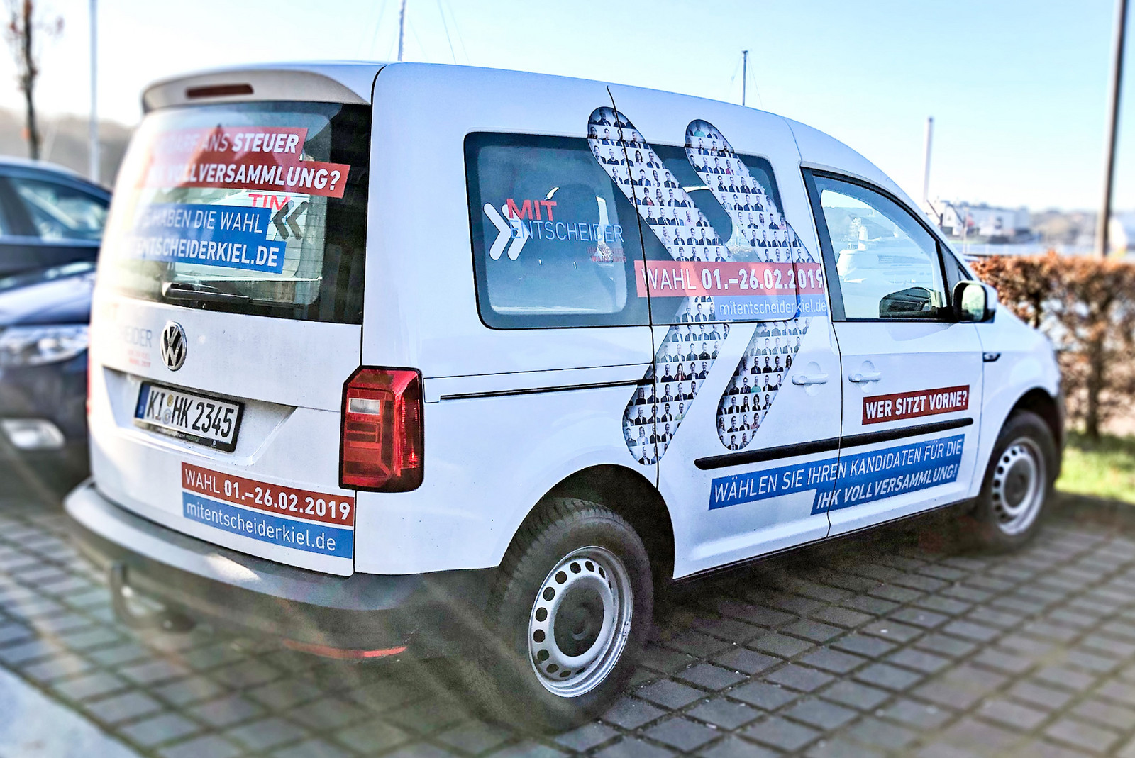 Weißer PKW mit Werbung für IHK Kiel