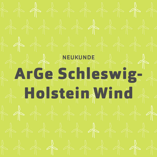 Grüner Nenner Neukunde: ArGe Schleswig-Holstein Wind auf grüner Kachel mit Windrädern.