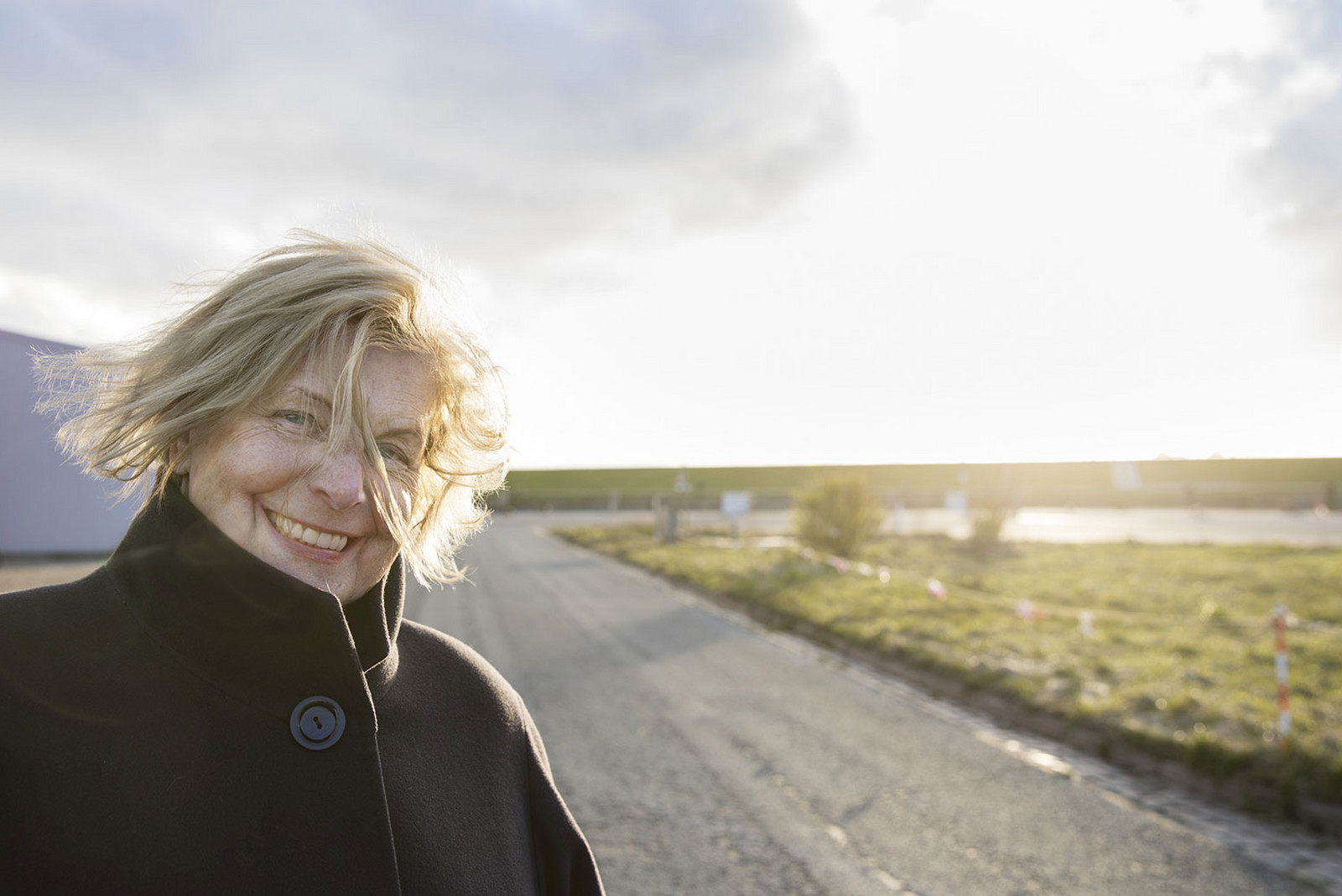 hochzwei_isa_teaser_gross_03.jpg Eine ältere Dame im schwarzen Mantel lächelt in die Kamera