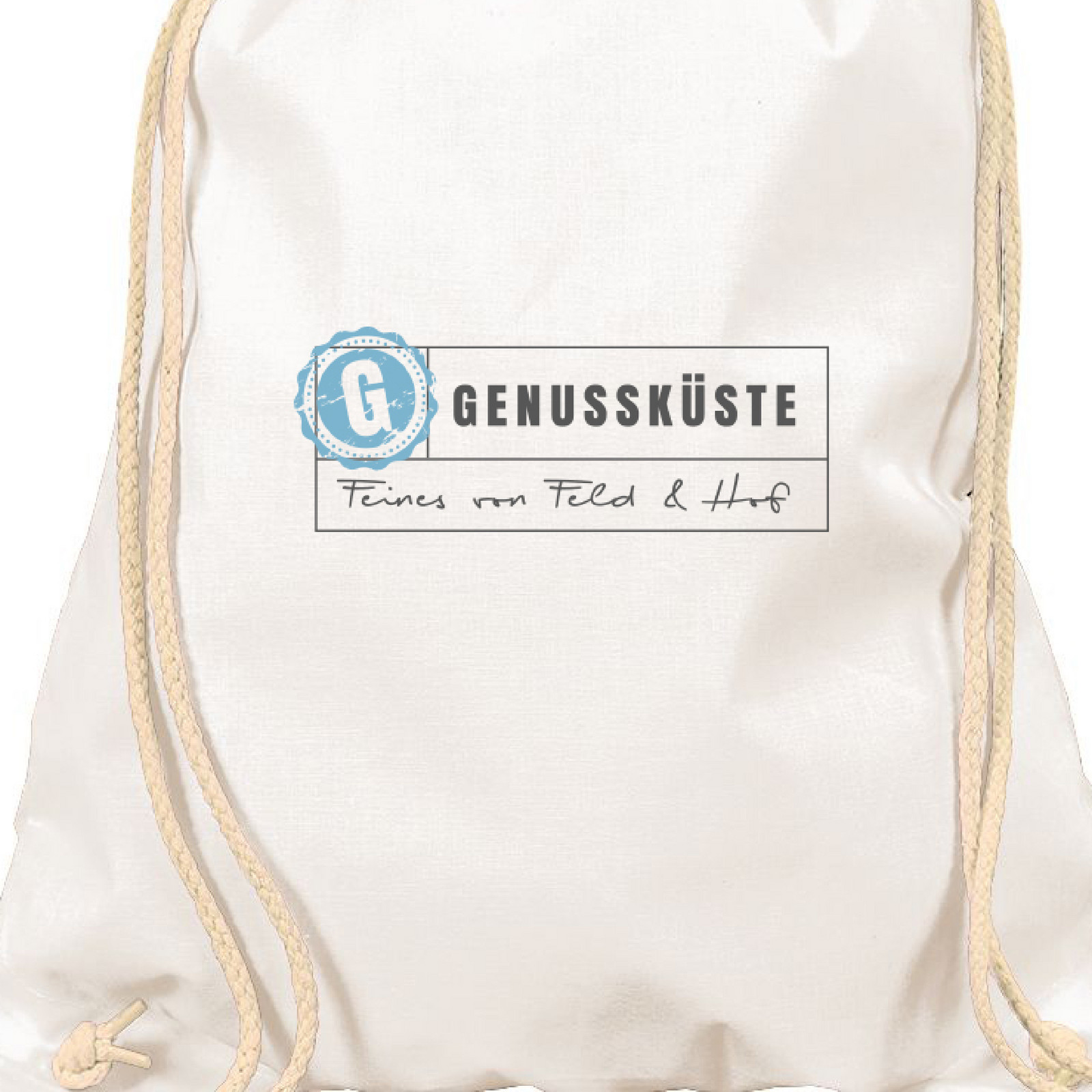 hochzwei_kogu_teaser_01.jpg Weißer Rucksack mit dem Logo von Genussküste