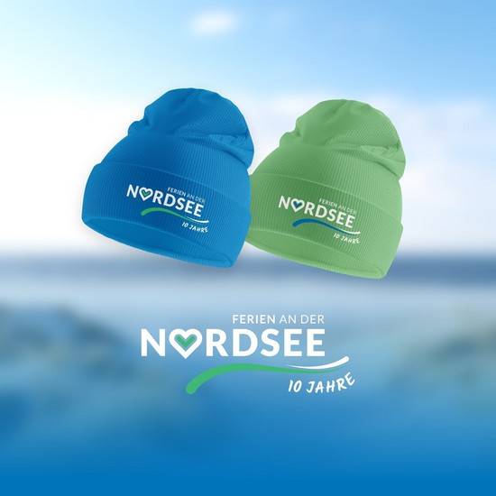 Der Name ist Programm Blaue und grüne Mütze mit Logo "Ferien and der Nordsee"