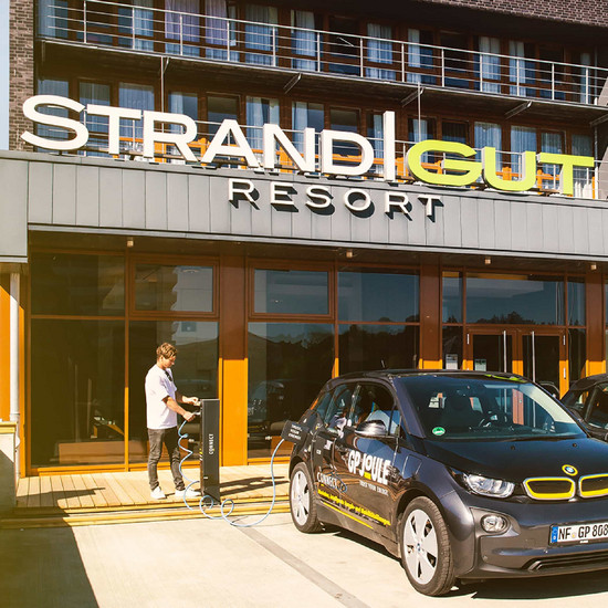 Jetzt einchecken… Ein Mann lädt seinen Smart an einer Ladestation auf