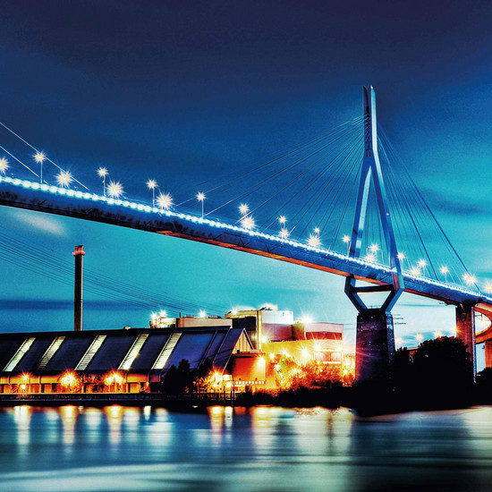 Abgeliefert Beleuchtete Brücke bei Sonnenuntergang