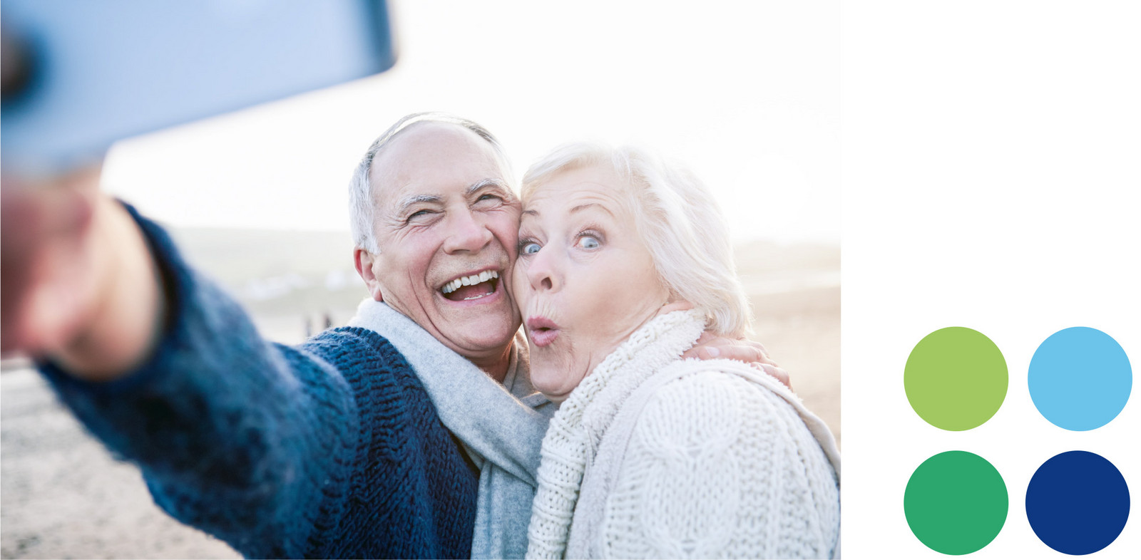 Älteres Pärchen macht ein Selfie am Strand