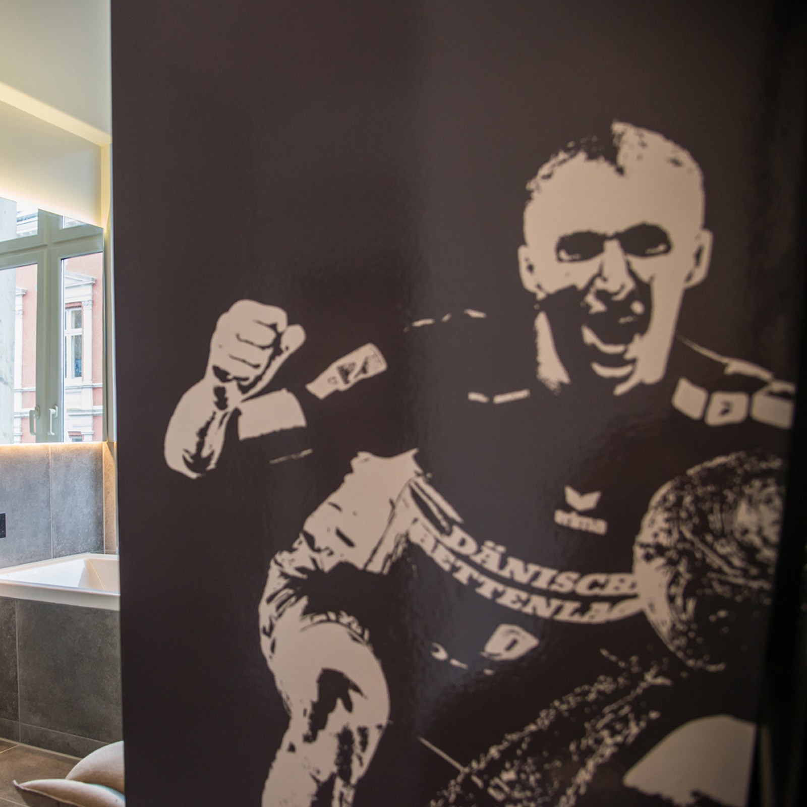 hochzwei_apo_teaser_12.jpg Ein SG Spieler hängt als Wandsticker an einer Hotelwand