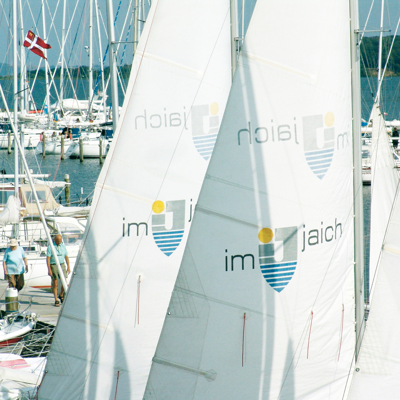 hochzwei_imjaich_teaser_04.jpg Blick auf zwei weiße Segel zweier Boote